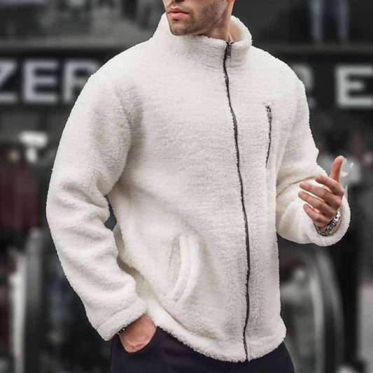30代メンズにおすすめのホワイトのボアフリースブルゾン。軽やかで暖かく秋冬の街歩きに最適。