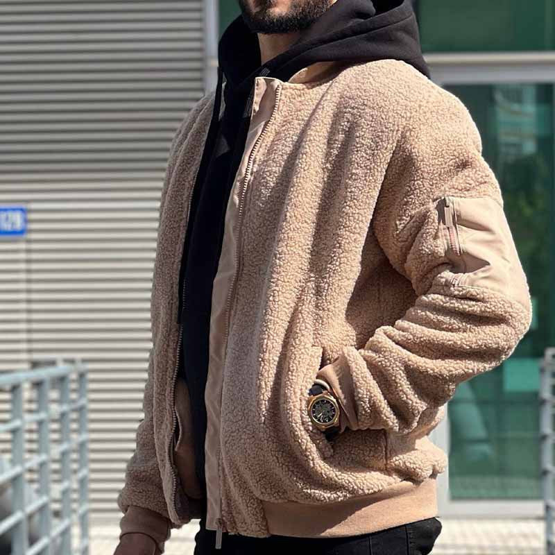 ホワイトのボアブルゾンを黒タートルと合わせた着用コーディネート