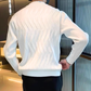 背面にもリブ柄がしっかり入ったホワイトニット。春秋のお出かけにおすすめ