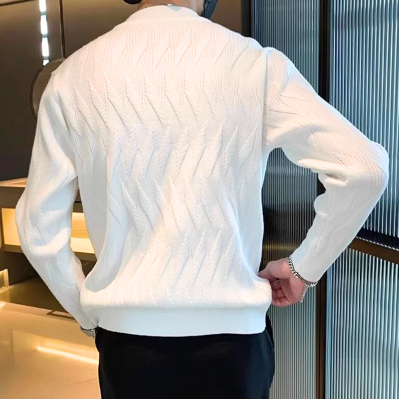 背面にもリブ柄がしっかり入ったホワイトニット。春秋のお出かけにおすすめ