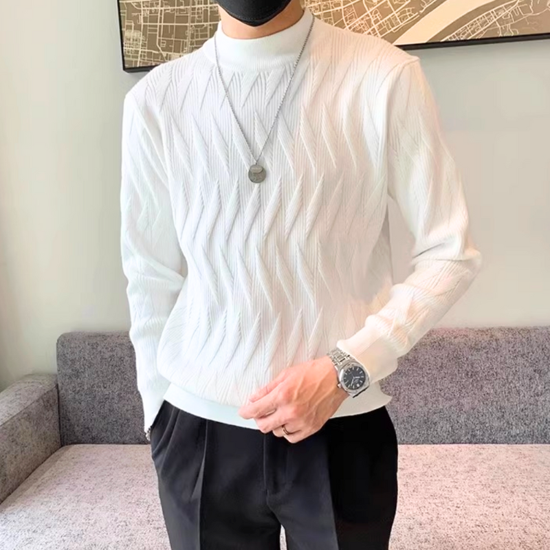 前から見たホワイトの波打ちニット。シンプルながらも立体感あるスタイル