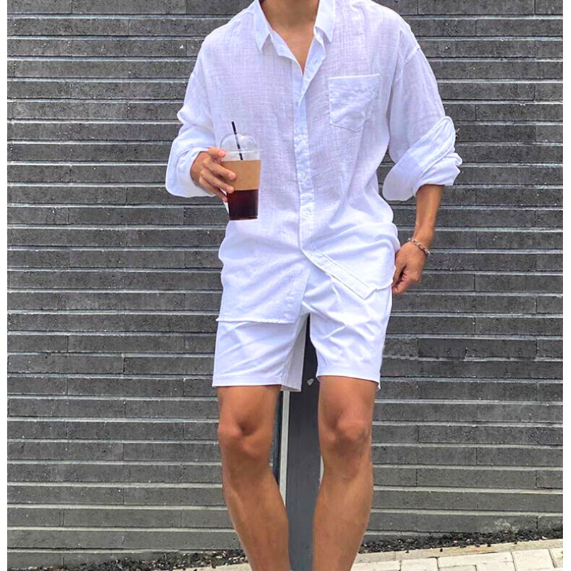 清潔感のある白長袖シャツを着用したメンズの休日コーデ画像