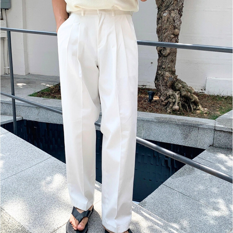 足元まで写った白パンツの美しいストレートシルエット