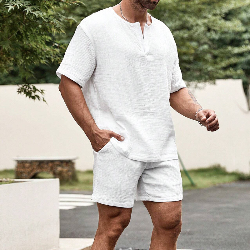 涼しげなホワイトカラーが魅力のポリエステルセットアップを着こなす30代男性の横向きカット。