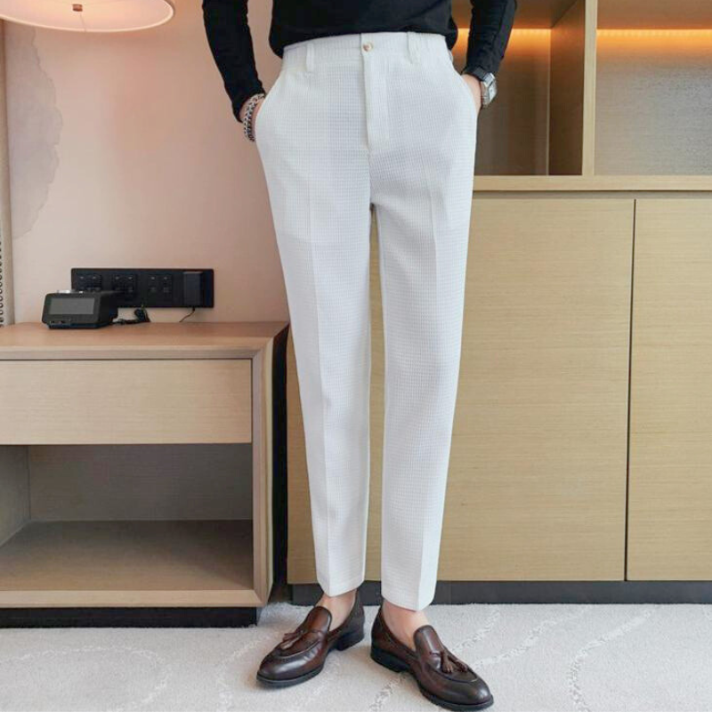 きれいめホワイトパンツ｜ワッフル素材で柔らかな印象に
