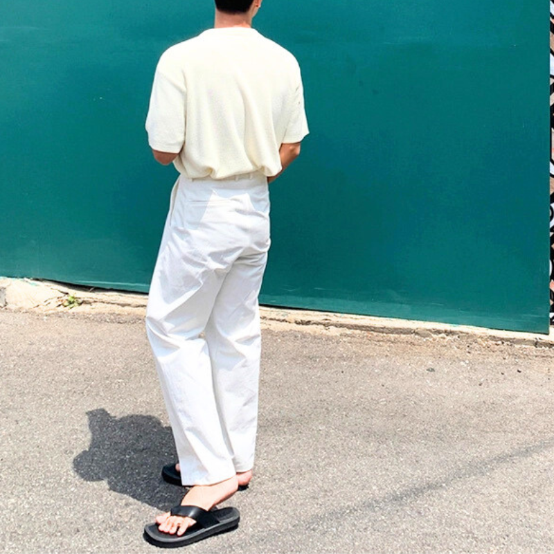 白パンツを後ろから撮影した爽やかな後ろ姿