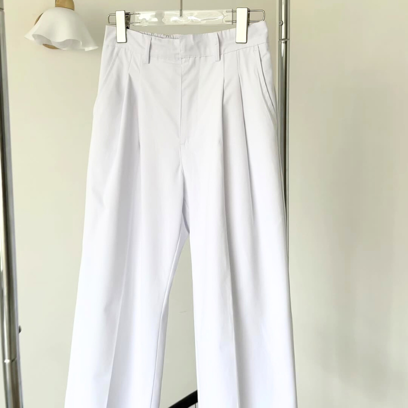 ハンガーにかけられた白のストレートパンツのフロントビュー