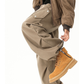 30代メンズ 秋冬ワイドパンツ｜カーゴポケット付きベージュパンツをロールアップで着こなすスタイル