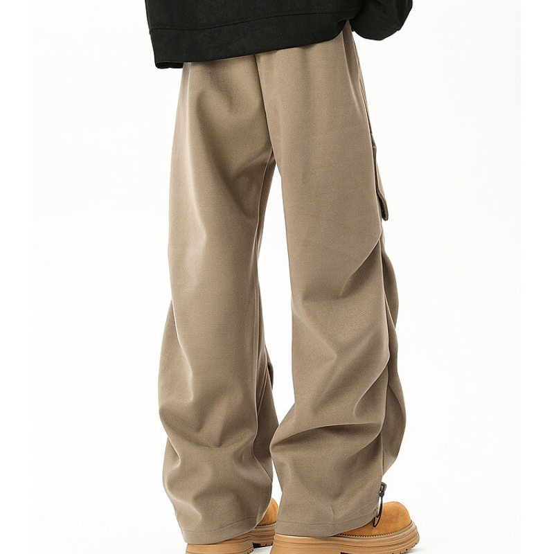 大人メンズの秋冬パンツ｜厚手素材のベージュカーゴワイドパンツをシンプルに合わせたコーデ