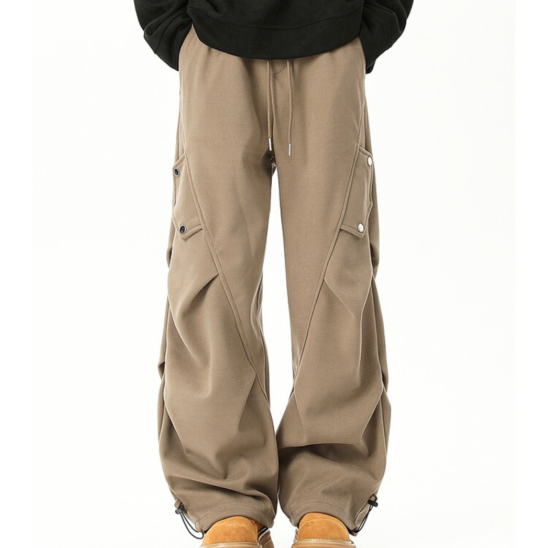 30代メンズ 秋冬向けワイドカーゴ｜立体カットのベージュパンツで抜け感のある着こなし