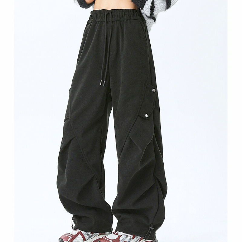 秋冬メンズファッション｜ブラックの立体ワイドカーゴパンツでモードな雰囲気に（30代メンズ向け）