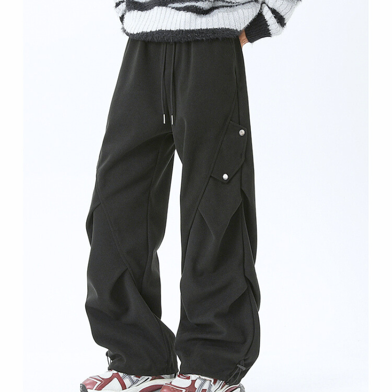 立体カッティングが特徴のブラックワイドカーゴパンツ｜秋冬の大人カジュアル（30代・40代メンズ）