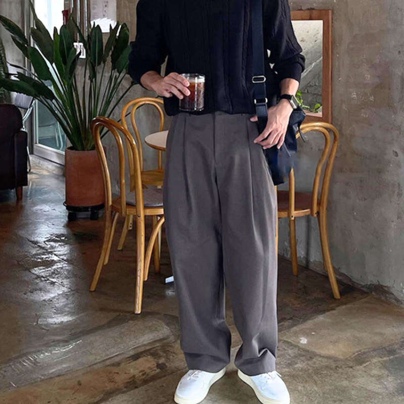 スニーカーと合わせた大人カジュアルパンツコーデ