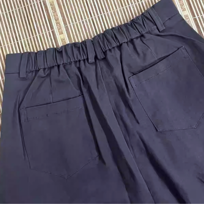 ブラックカラーのワイドテーパードスラックス