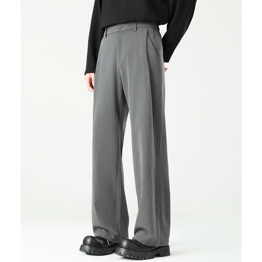 グレーのワイドストレートスラックスを横向きで見せたメンズ着用画像