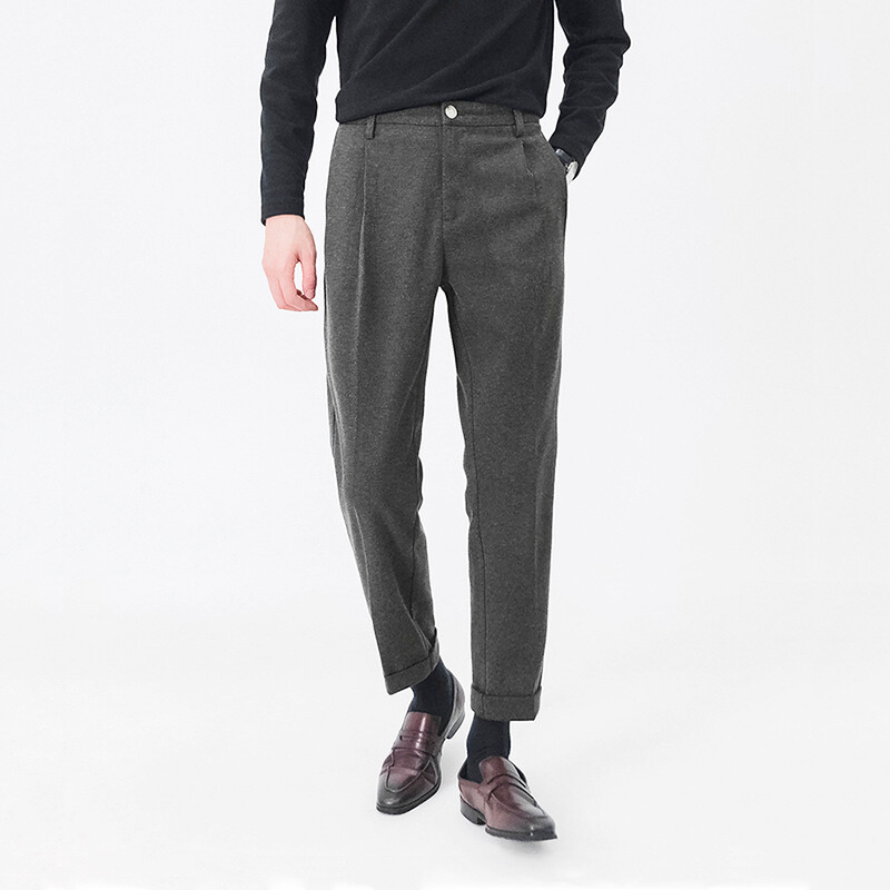 30代・40代メンズ向け秋冬グレーウール調テーパードパンツの正面スタイリング