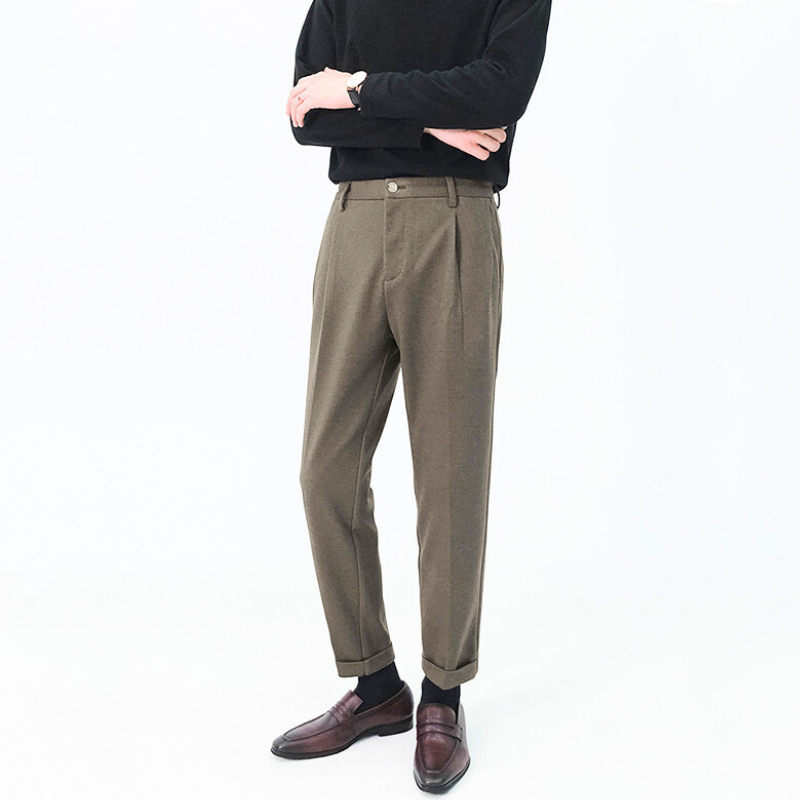 30代・40代メンズ向け秋冬ウール調テーパードパンツのサイドラインと美脚シルエット