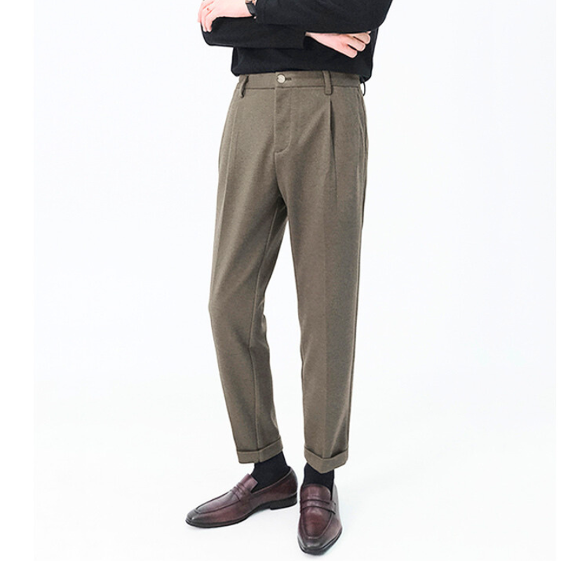 30代・40代メンズ向け秋冬あったかウール調2タックテーパードパンツの正面フルコーデスタイル