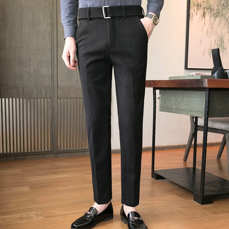 ブラックのウール見え厚手スラックス｜大人メンズ向け秋冬の上品パンツ