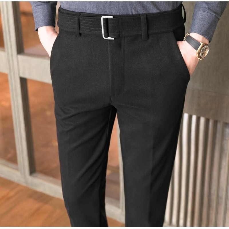 ウール見え厚手生地のテーパードスラックス｜ブラックカラー（腰回りアップ）