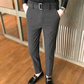 チャコールグレーのウール見え厚手スラックス｜秋冬メンズきれいめコーデ