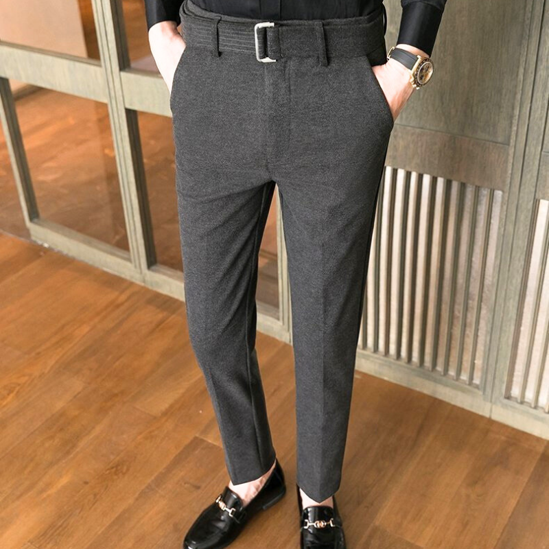 チャコールグレーのウール見え厚手スラックス｜秋冬メンズきれいめコーデ