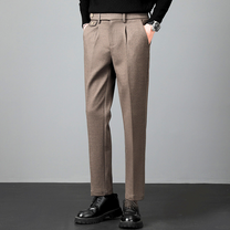 ブラウンのパンツを斜め前から撮影したスタイリング