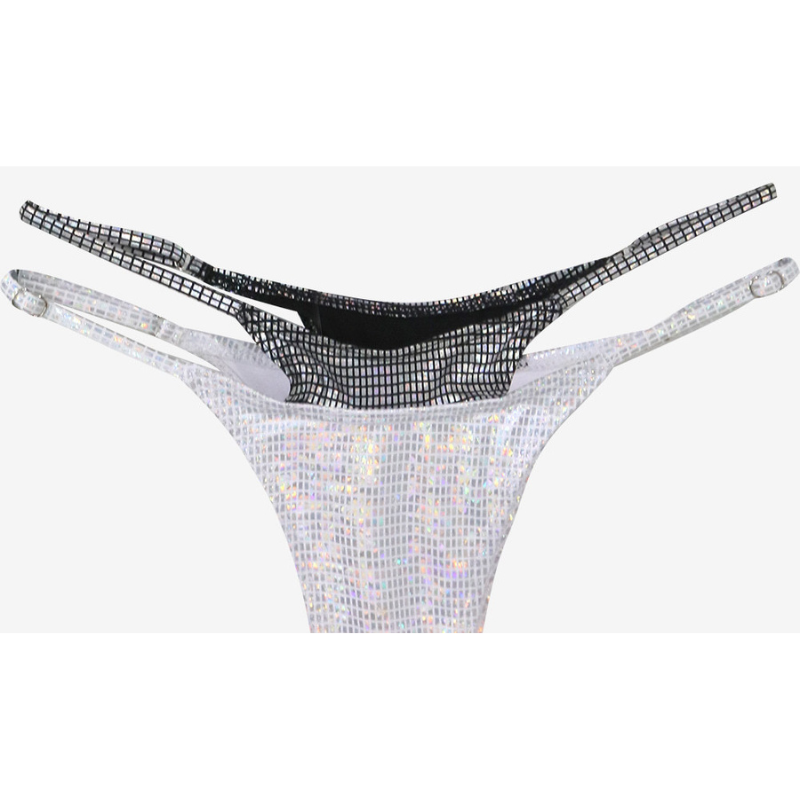 繊細なストラップが特徴のメタリックビキニ