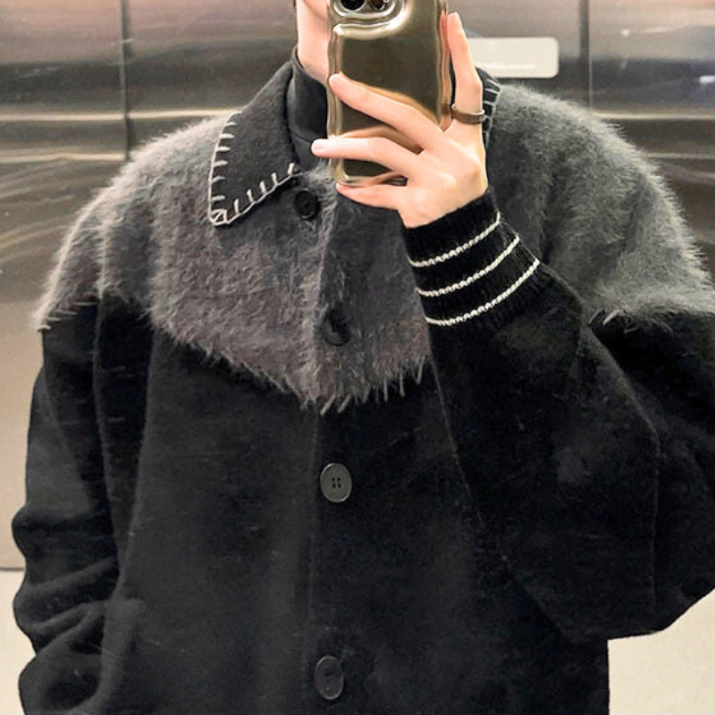 ミラー越しに撮影したモヘア切替ニットカーディガンの着用イメージ