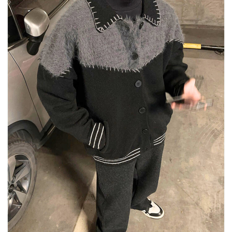 駐車場で撮影したカジュアルスタイルのモヘア切替ニットカーディガン