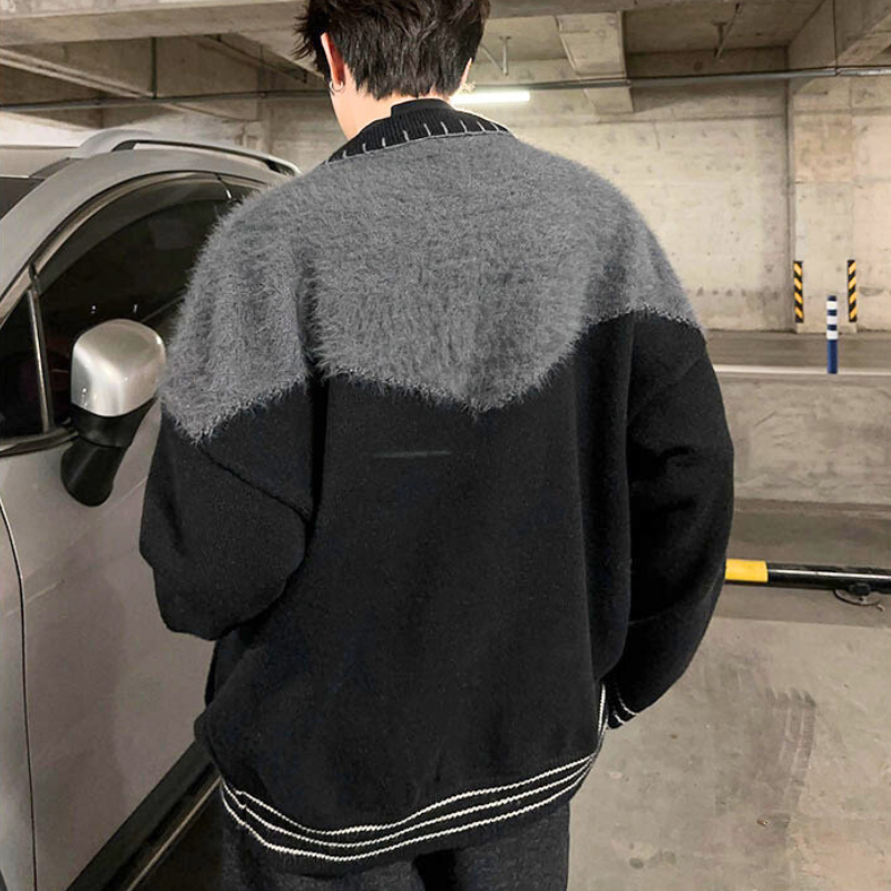 カーディガンのバックデザインとモヘア切替の後ろ姿ディテール