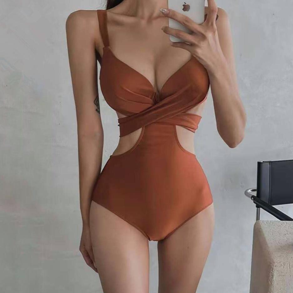 ブラウンカラーで大人っぽく着られるモノキニ水着