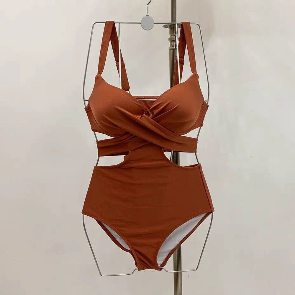 滑らかな素材感の大人向けモノキニ水着