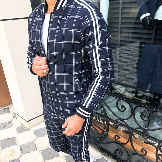 ネイビーチェックのジャージセットアップを着た男性