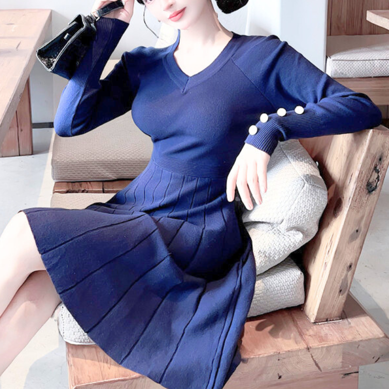 袖ボタンがアクセントのネイビーワンピース。彼ウケ抜群の冬デート服。