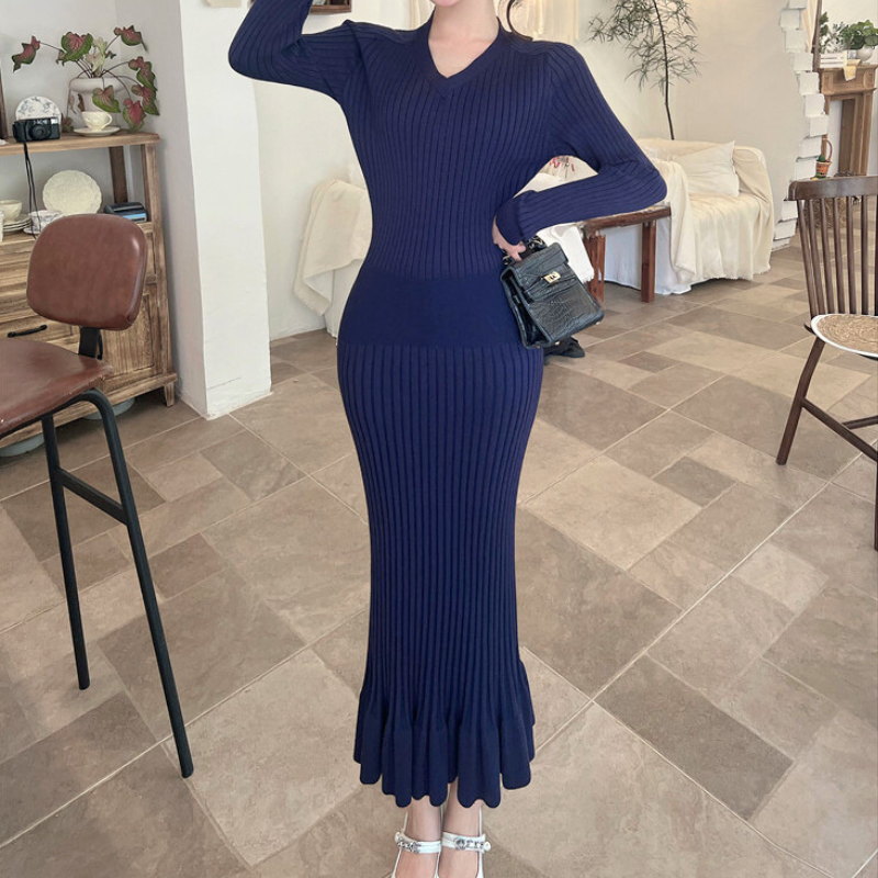 大人の女性らしさを引き出すネイビーニットワンピース。春秋冬デートにおすすめ。