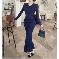 柔らかなニット素材が心地よい上品なネイビーワンピース。