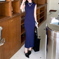 ネイビーのロング丈タイトニットワンピースで縦長美シルエットを演出｜夏の大人カジュアル