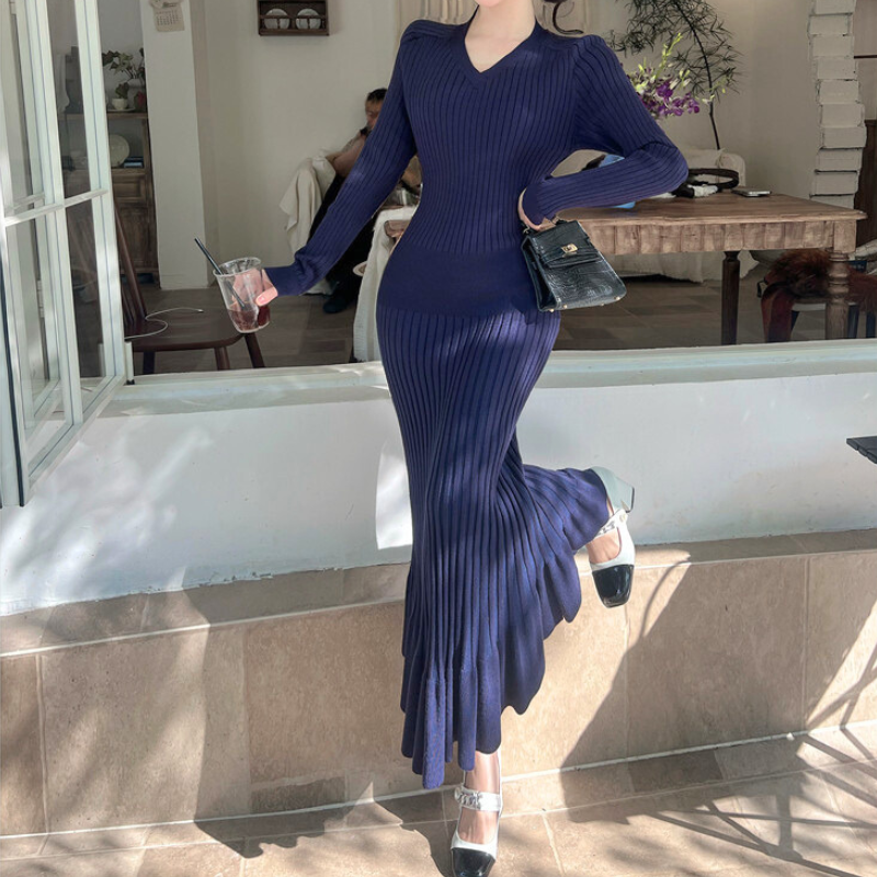 歩くたびに揺れる裾フレアが魅力のマーメイドニットワンピース。