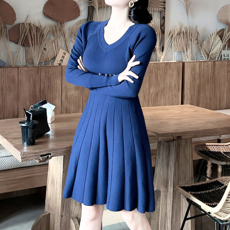 美シルエットを叶えるプリーツデザインのニットワンピース。ウエストラインが綺麗に映える。