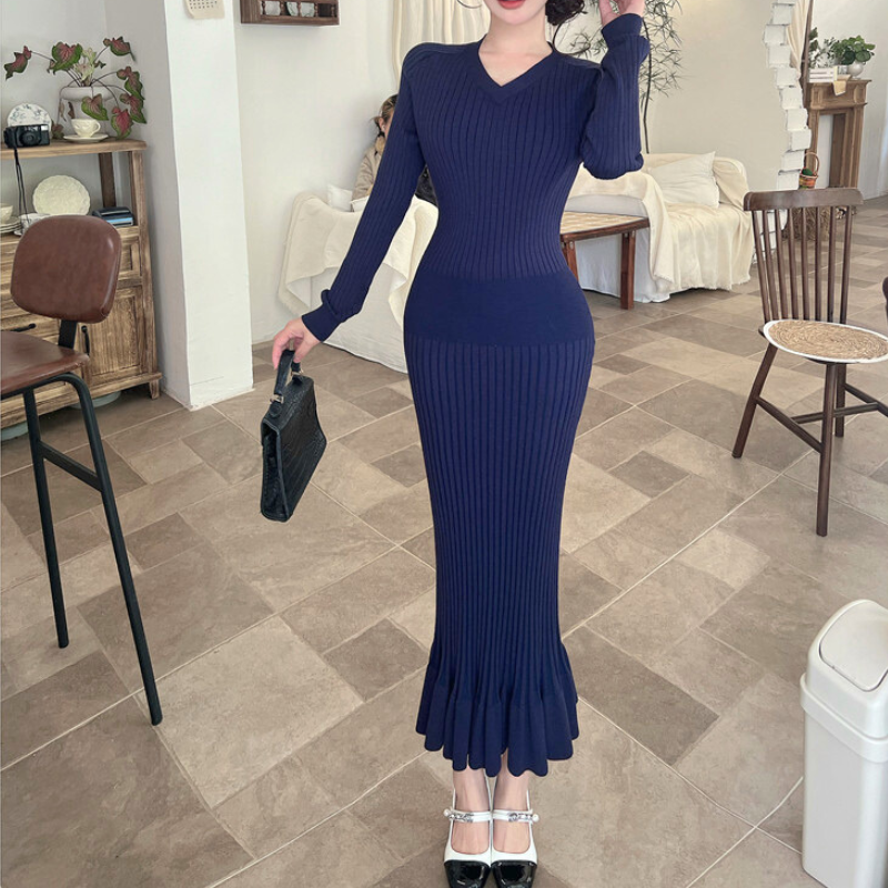 フィット感のあるリブデザインでスタイルアップを叶えるニットワンピース。