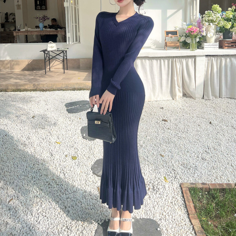 ネイビーのリブマーメイドニットワンピースで上品な美シルエットを演出。