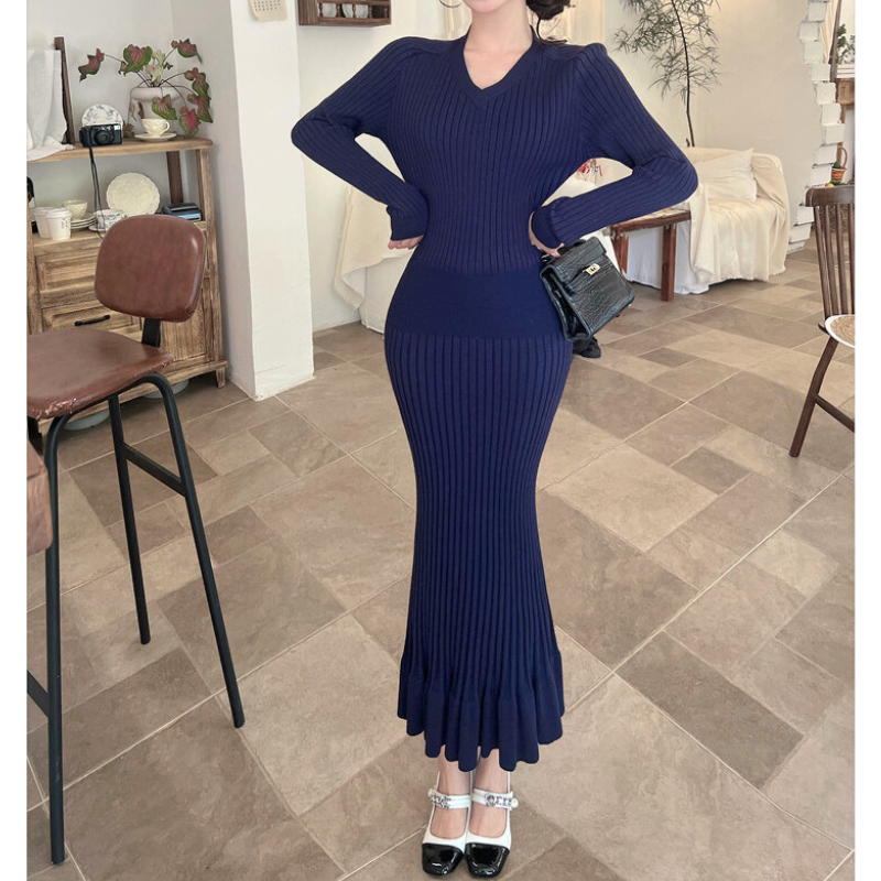 リブ編み×マーメイドラインで魅せる好印象コーデ。