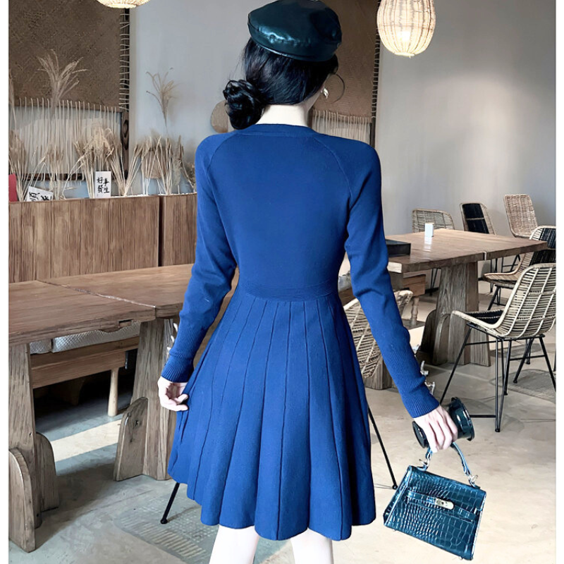 後ろ姿まで上品なVネックプリーツワンピース。女性らしい曲線美を引き立てる。