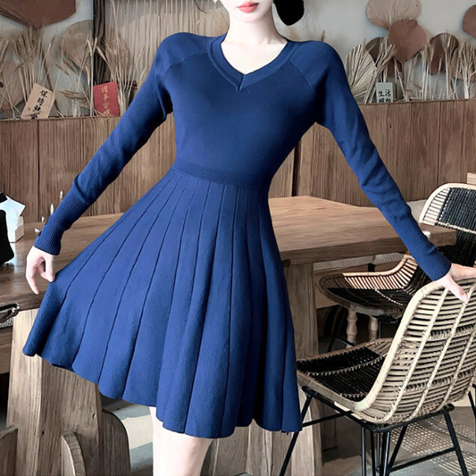 ネイビーのVネックニットワンピース。プリーツが揺れる上品な大人フェミニンスタイル。