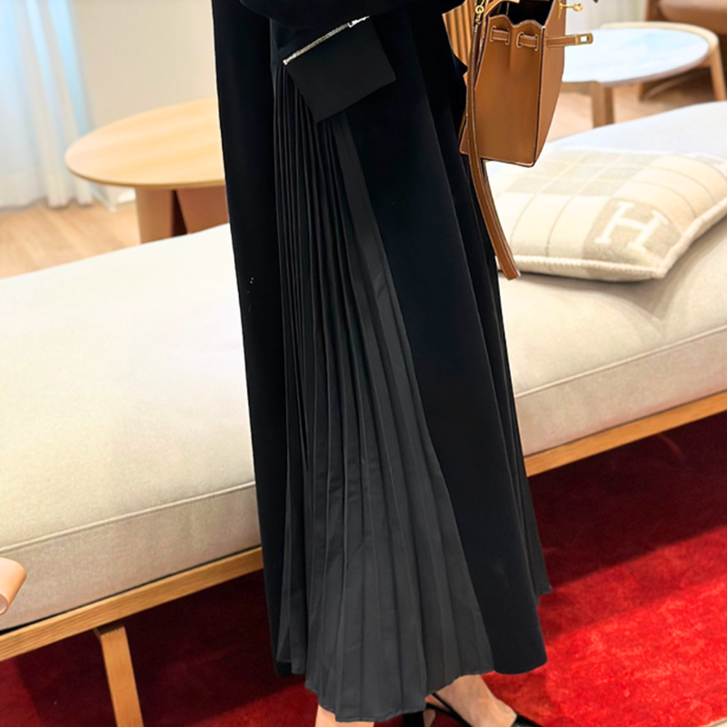 サイドプリーツの揺れ感が上品な異素材ロングワンピース(黒)｜清楚で優しい雰囲気