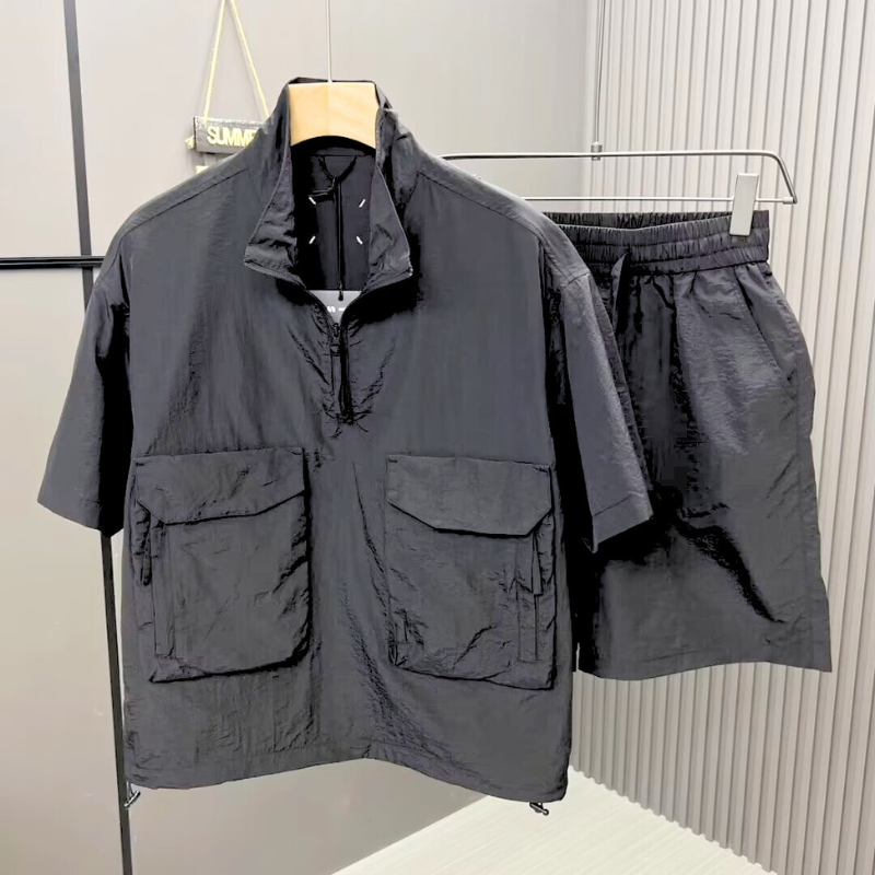 ブラックカラーのセットアップをハンガーで展示