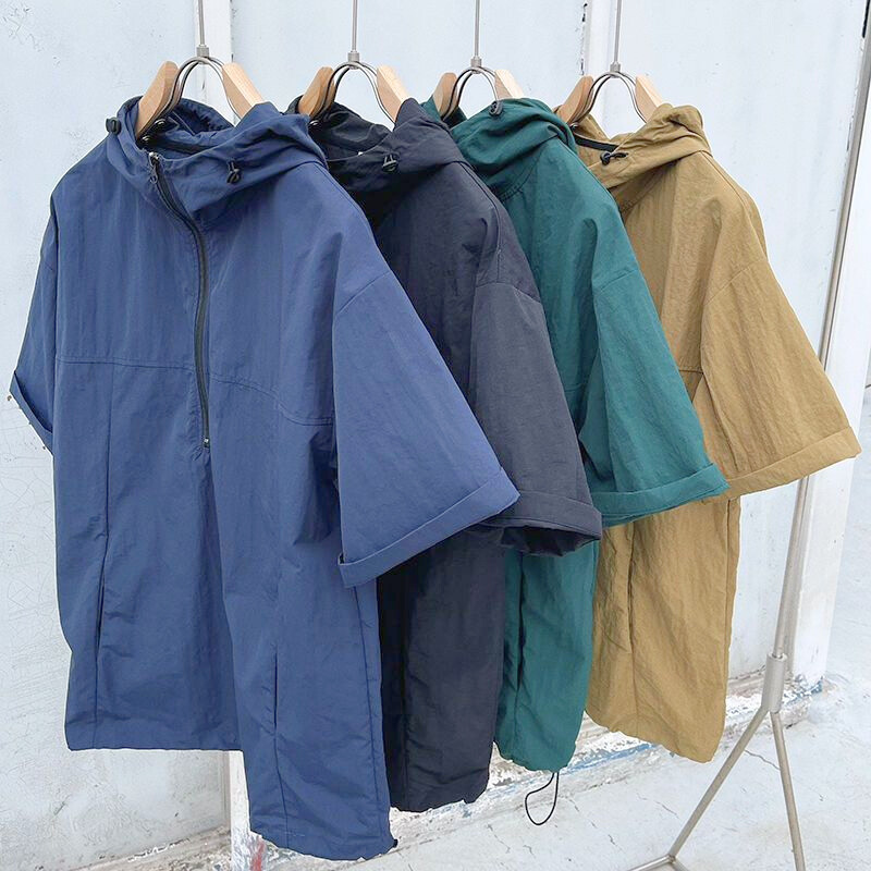 吊り下げディスプレイされた全色展開のナイロントップス