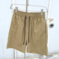 ベージュのハーフパンツ単品（ドア前で撮影）