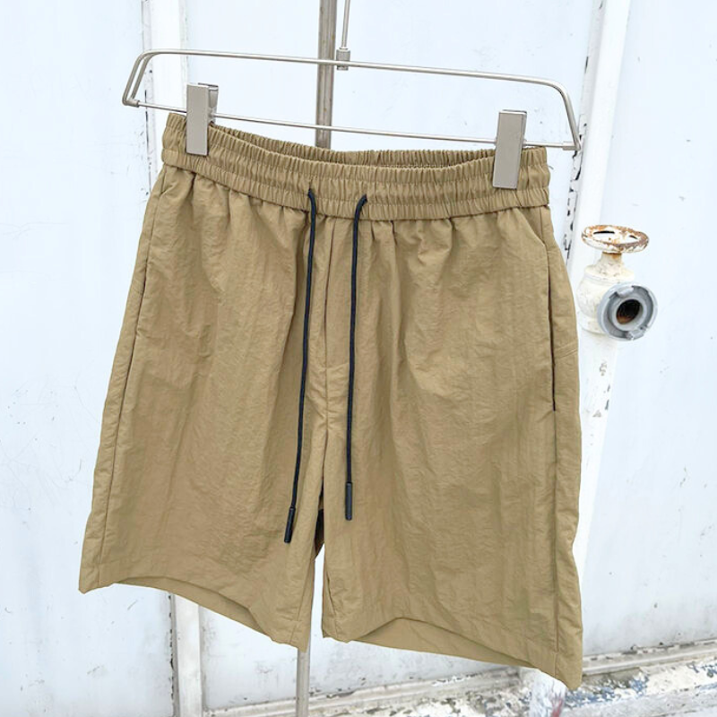 ベージュのハーフパンツ単品（ドア前で撮影）